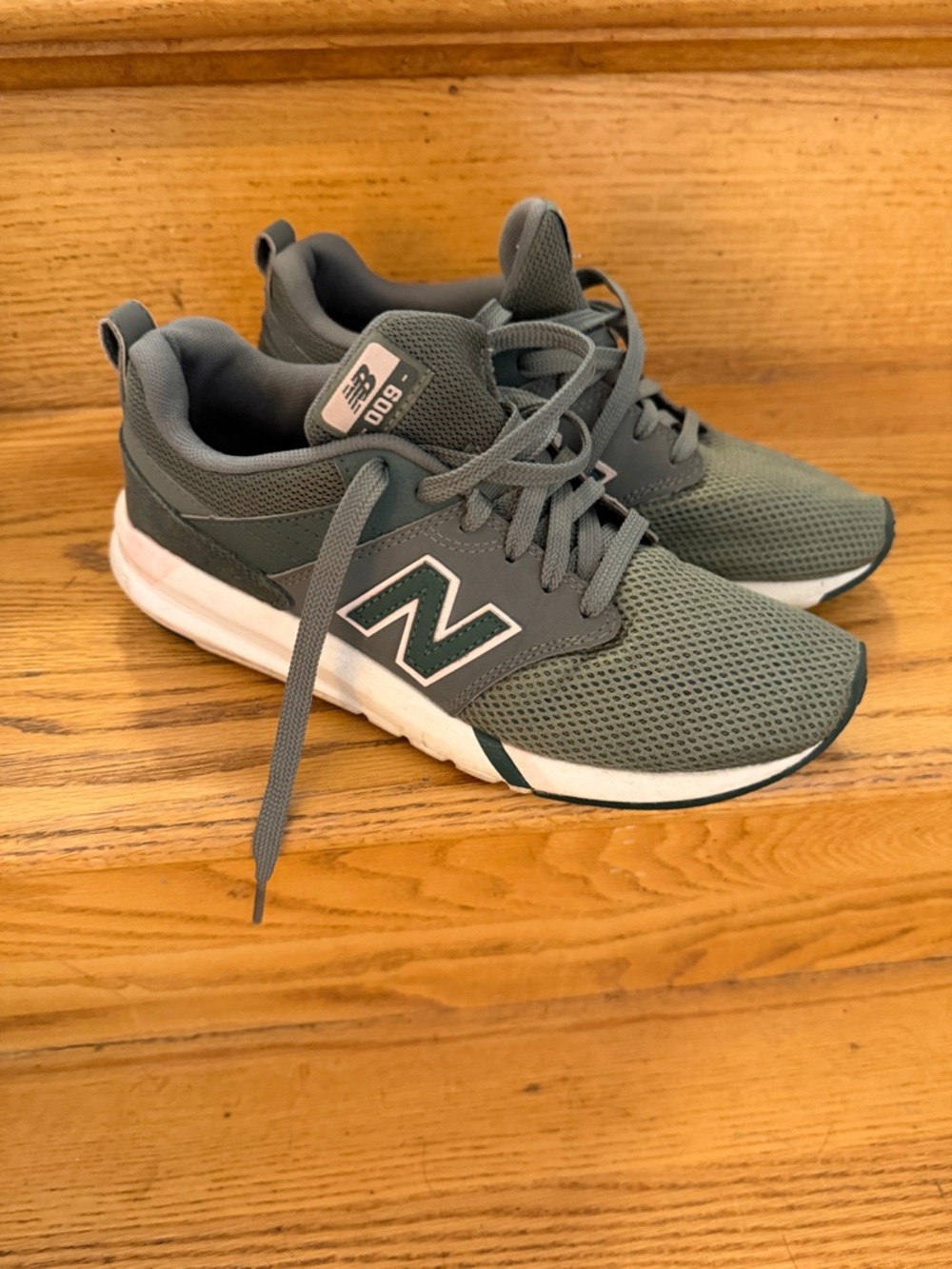 New Balance Women’s 009 Green Mesh Lace-Up Sneakers, Sz 8